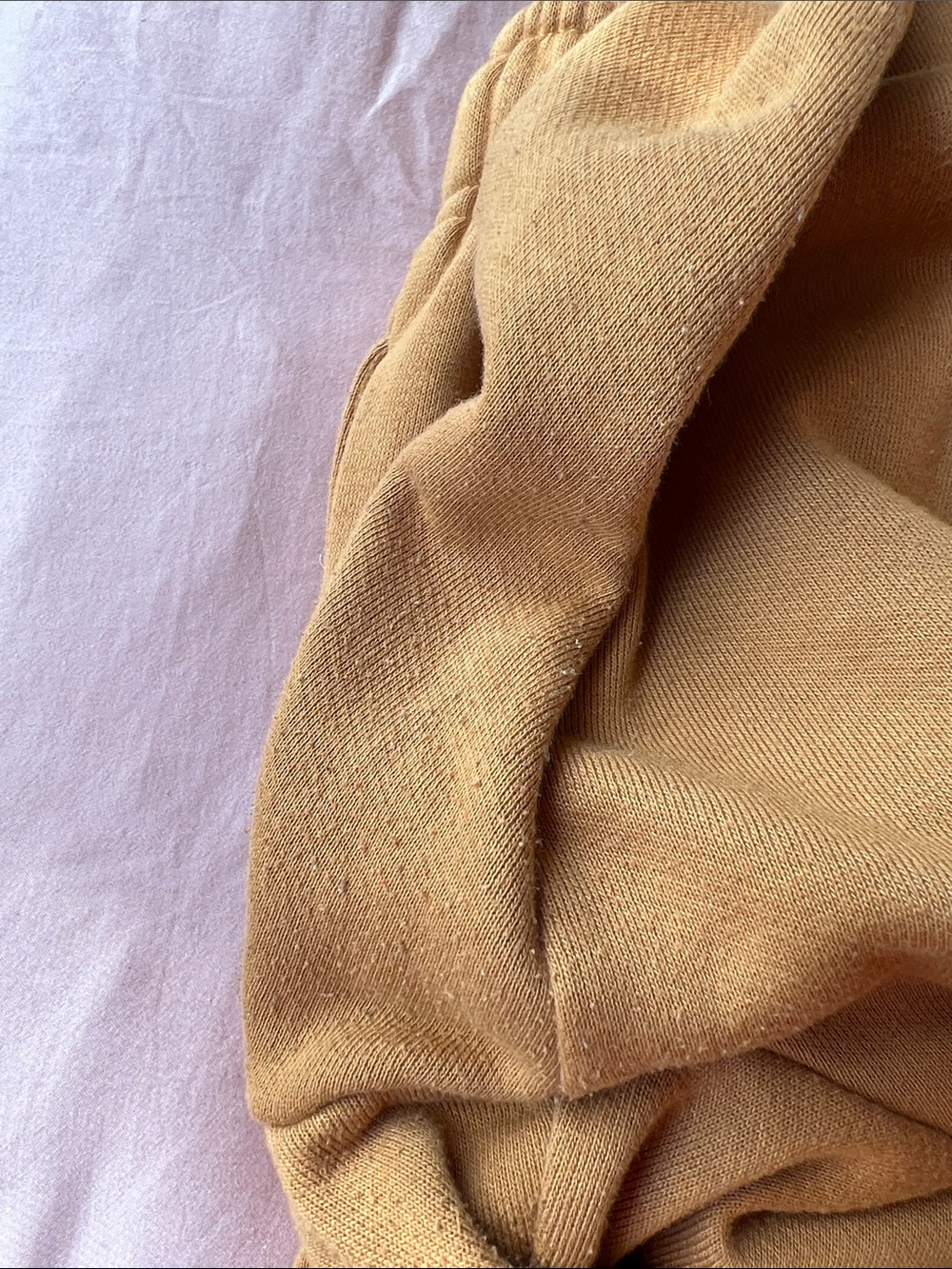 Alo Yoga Accolade Straight Leg Sweatpants in the color Toffee Large - Picture 4 of 8